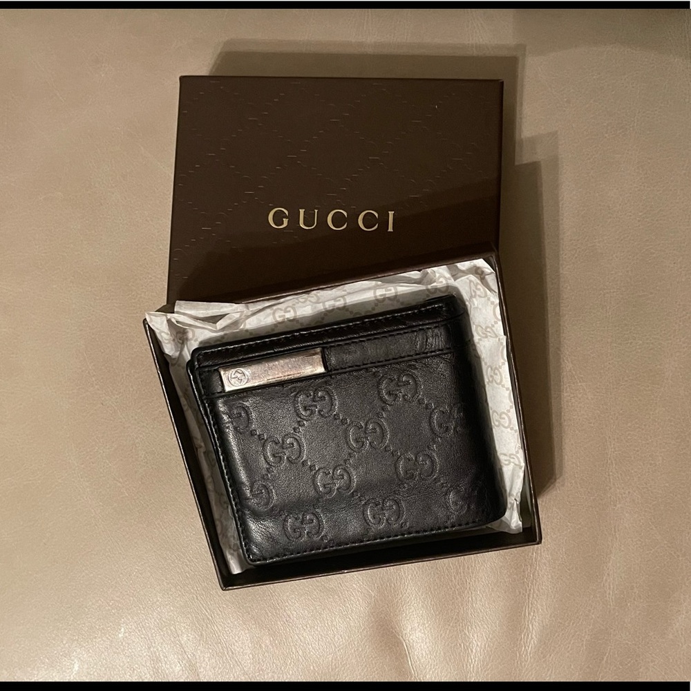 GUCCI Men’s Wallet/ Metal Bar Guccissima Leather Bi-fold Black Wallet.